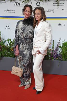 Natalia Wörner, Jeanette Hain bei der Ankunft auf dem Roten Teppich zum DEUTSCHER FILMPREIS 2023 im Theater am Potsdamer Platz in Berlin am 12.05.2023