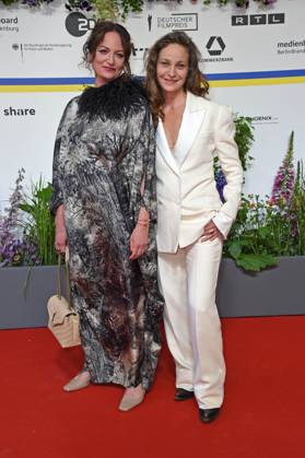 Natalia Wörner, Jeanette Hain bei der Ankunft auf dem Roten Teppich zum DEUTSCHER FILMPREIS 2023 im Theater am Potsdamer Platz in Berlin am 12.05.2023