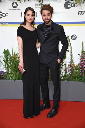 Luise Befort mit Bruder Maximilian Befort bei der Ankunft auf dem Roten Teppich zum DEUTSCHER FILMPREIS 2023 im Theater am Potsdamer Platz in Berlin am 12.05.2023