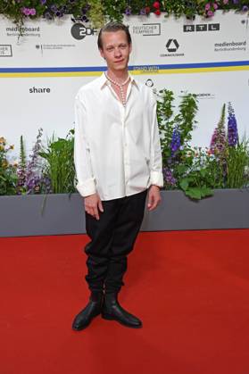Felix Kammerer bei der Ankunft auf dem Roten Teppich zum DEUTSCHER FILMPREIS 2023 im Theater am Potsdamer Platz in Berlin am 12.05.2023