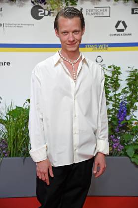 Felix Kammerer bei der Ankunft auf dem Roten Teppich zum DEUTSCHER FILMPREIS 2023 im Theater am Potsdamer Platz in Berlin am 12.05.2023