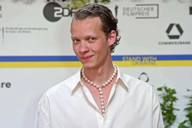 Felix Kammerer bei der Ankunft auf dem Roten Teppich zum DEUTSCHER FILMPREIS 2023 im Theater am Potsdamer Platz in Berlin am 12.05.2023