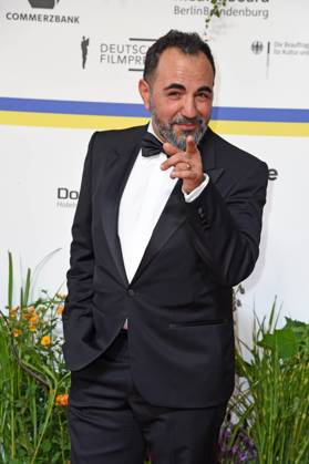 Adnan Maral bei der Ankunft auf dem Roten Teppich zum DEUTSCHER FILMPREIS 2023 im Theater am Potsdamer Platz in Berlin am 12.05.2023