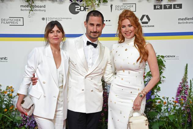 Jeanne Tremsal, Clemens Schick, Palina Rojinski bei der Ankunft auf dem Roten Teppich zum DEUTSCHER FILMPREIS 2023 im Theater am Potsdamer Platz in Berlin am 12.05.2023