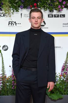 Jannis Niewoehner bei der Ankunft auf dem Roten Teppich zum DEUTSCHER FILMPREIS 2023 im Theater am Potsdamer Platz in Berlin am 12.05.2023