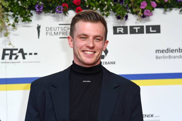 Jannis Niewoehner bei der Ankunft auf dem Roten Teppich zum DEUTSCHER FILMPREIS 2023 im Theater am Potsdamer Platz in Berlin am 12.05.2023