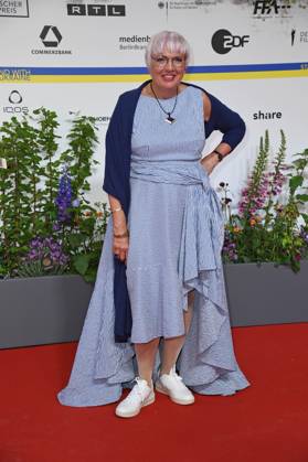 Claudia Roth bei der Ankunft auf dem Roten Teppich zum DEUTSCHER FILMPREIS 2023 im Theater am Potsdamer Platz in Berlin am 12.05.2023