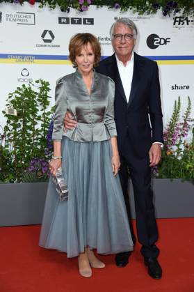 Ulrike Kriener mit Ehemann Georg Weber bei der Ankunft auf dem Roten Teppich zum DEUTSCHER FILMPREIS 2023 im Theater am Potsdamer Platz in Berlin am 12.05.2023