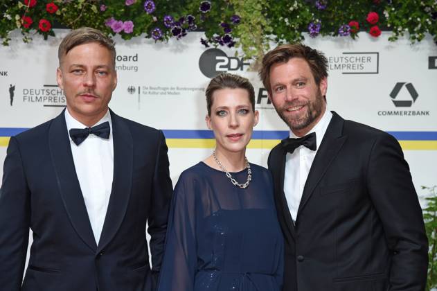 Tom Wlaschiha, Ken Duken mit Ehefrau Marisa Leonie Bach bei der Ankunft auf dem Roten Teppich zum DEUTSCHER FILMPREIS 2023 im Theater am Potsdamer Platz in Berlin am 12.05.2023