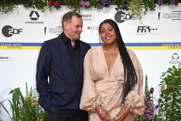 Devid Striesow mit Freundin Ines Ganzberger bei der Ankunft auf dem Roten Teppich zum DEUTSCHER FILMPREIS 2023 im Theater am Potsdamer Platz in Berlin am 12.05.2023