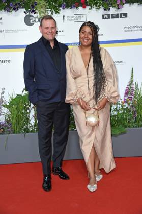 Devid Striesow mit Freundin Ines Ganzberger bei der Ankunft auf dem Roten Teppich zum DEUTSCHER FILMPREIS 2023 im Theater am Potsdamer Platz in Berlin am 12.05.2023