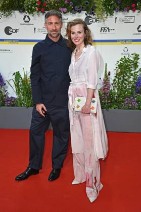 Benjamin Sadler, Karin Hanczewski bei der Ankunft auf dem Roten Teppich zum DEUTSCHER FILMPREIS 2023 im Theater am Potsdamer Platz in Berlin am 12.05.2023