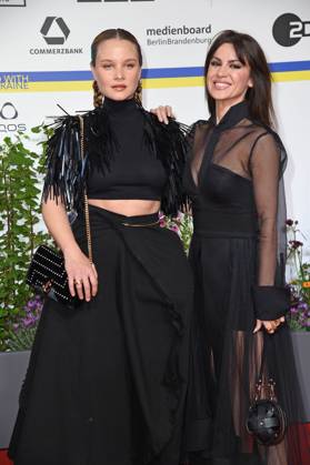 Sonja Gerhardt, Natalia Avelon bei der Ankunft auf dem Roten Teppich zum DEUTSCHER FILMPREIS 2023 im Theater am Potsdamer Platz in Berlin am 12.05.2023