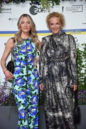 Katja Riemann mit Tochter Paula Riemann bei der Ankunft auf dem Roten Teppich zum DEUTSCHER FILMPREIS 2023 im Theater am Potsdamer Platz in Berlin am 12.05.2023