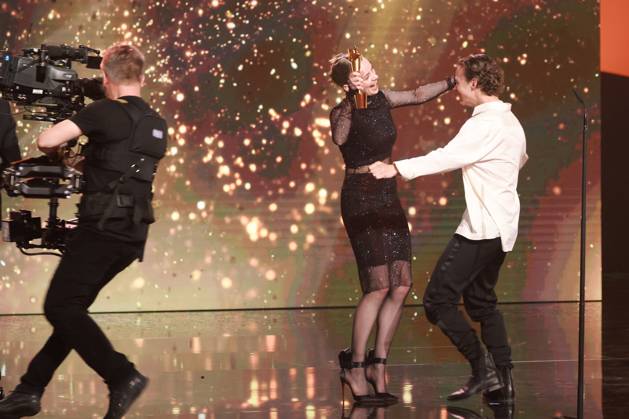 Entertainment Bilder des Tages Deutscher Filmpreis 2023 Luna Wedler Laudatorin BESTE MÄNNLICHE HAUPTROLLE Gewinner Felix Kammerer IM WESTEN NICHTS NEUES bei der Verleihung der Lola - Deutscher Filmpreis 2023 im Theater am Potsdamer Platz in Berlin 12.05.2023 Copyright: xEventpressx