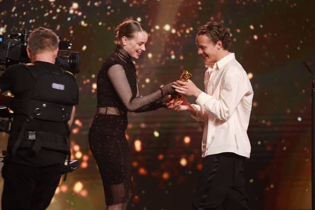 Deutscher Filmpreis 2023 Luna Wedler Laudatorin BESTE MÄNNLICHE HAUPTROLLE Gewinner Felix Kammerer IM WESTEN NICHTS NEUES bei der Verleihung der Lola - Deutscher Filmpreis 2023 im Theater am Potsdamer Platz in Berlin 12.05.2023 Copyright: xEventpressx