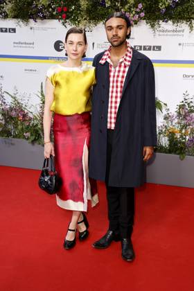 Christiane Paul und Langston Uibel bei der Ankunft zur Verleihung Deutscher Filmpreis am 12.05.2023 in Berlin Deutscher Filmpreis 2023 in Berlin - Ankunft Roter Teppich