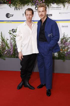 Felix Kammerer und Albrecht Schuch bei der Ankunft zur Verleihung Deutscher Filmpreis am 12.05.2023 in Berlin Deutscher Filmpreis 2023 in Berlin - Ankunft Roter Teppich