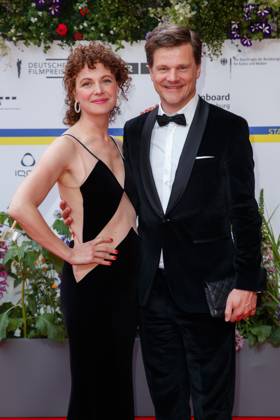 Event - Deutscher Filmpreis 2023 Benjamin Herrmann mit Ehefrau Caroline Rosales beim 73. Deutschen Filmpreis im Theater am Potsdamerplatz am 12.05.2023 in Berlin. Copyright: xEventpressxKochanx