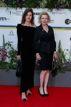 Event - Deutscher Filmpreis 2023 Sunnyi Melles (Judith-Viktoria Prinzessin zu Sayn-Wittgenstein-Sayn) mit Tochter Leonille Elisabeth Judith Maria Anna Prinzessin zu Sayn-Wittgenstein-Sayn beim 73. Deutschen Filmpreis im Theater am Potsdamerplatz am 12.05.2023 in Berlin. Copyright: xEventpressxKochanx