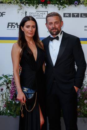 Event - Deutscher Filmpreis 2023 Klaas Heufer-Umlauf mit Ehefrau Doris Golpashin beim 73. Deutschen Filmpreis im Theater am Potsdamerplatz am 12.05.2023 in Berlin. Copyright: xEventpressxKochanx