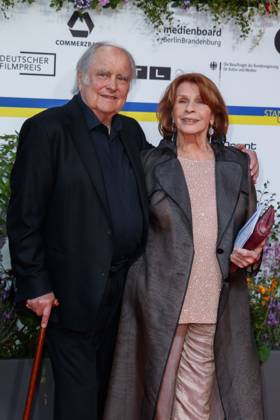 Event - Deutscher Filmpreis 2023 Senta Berger mit Ehemann Michael Verhoeven beim 73. Deutschen Filmpreis im Theater am Potsdamerplatz am 12.05.2023 in Berlin. Copyright: xEventpressxKochanx