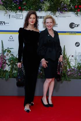 Event - Deutscher Filmpreis 2023 Sunnyi Melles (Judith-Viktoria Prinzessin zu Sayn-Wittgenstein-Sayn) mit Tochter Leonille Elisabeth Judith Maria Anna Prinzessin zu Sayn-Wittgenstein-Sayn beim 73. Deutschen Filmpreis im Theater am Potsdamerplatz am 12.05.2023 in Berlin. Copyright: xEventpressxKochanx