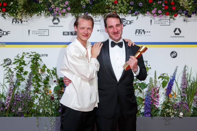 Entertainment Bilder des Tages Event - Deutscher Filmpreis 2023 Felix Kammerer und James Friend beim 73. Deutschen Filmpreis im Theater am Potsdamerplatz am 12.05.2023 in Berlin. Copyright: xEventpressxKochanx