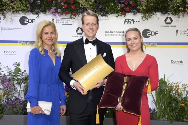 Notar Steffen König mit einer Lola Statuette bei der 73. Verleihung des Deutschen Filmpreises 2023 im Theater am Potsdamer Platz. Berlin, 12.05.2023