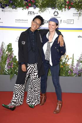 Mo Asumang mit Begleitung bei der 73. Verleihung des Deutschen Filmpreises 2023 im Theater am Potsdamer Platz. Berlin, 12.05.2023