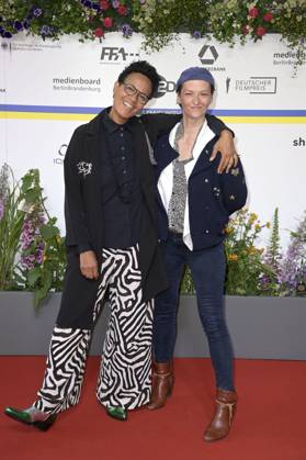 Mo Asumang mit Begleitung bei der 73. Verleihung des Deutschen Filmpreises 2023 im Theater am Potsdamer Platz. Berlin, 12.05.2023