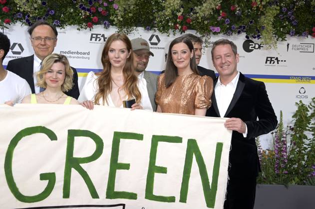 Fotoaktion Green Shooting meets Deutscher Filmpreis mit Alexandra Maria Lara, Florian Gallenberger und weiteren Prominenten Filmschaffenden bei der 73. Verleihung des Deutschen Filmpreises 2023 im Theater am Potsdamer Platz. Berlin, 12.05.2023