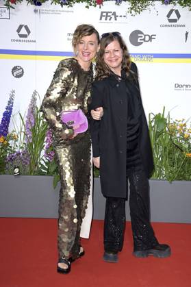 Anne Ratte-Polle mit Begleitung bei der 73. Verleihung des Deutschen Filmpreises 2023 im Theater am Potsdamer Platz. Berlin, 12.05.2023