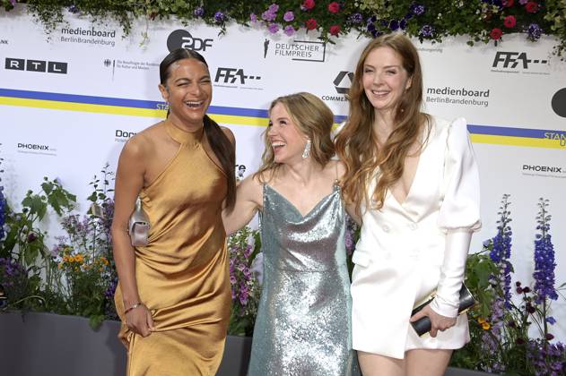 Taneshia Abt, Paula Kalenberg und Pheline Roggan bei der 73. Verleihung des Deutschen Filmpreises 2023 im Theater am Potsdamer Platz. Berlin, 12.05.2023