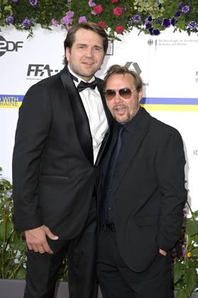 Pierre Kiwitt und Thomas Arnold bei der 73. Verleihung des Deutschen Filmpreises 2023 im Theater am Potsdamer Platz. Berlin, 12.05.2023
