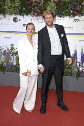 Marie Burchard und Sebastian Schwarz bei der 73. Verleihung des Deutschen Filmpreises 2023 im Theater am Potsdamer Platz. Berlin, 12.05.2023