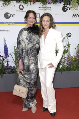 Natalie Wörner und Jeanette Hain bei der 73. Verleihung des Deutschen Filmpreises 2023 im Theater am Potsdamer Platz. Berlin, 12.05.2023
