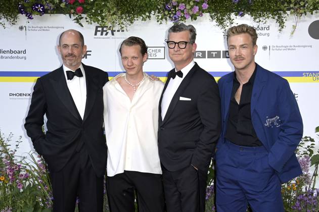 Edward Berger, Felix Kammerer, Malte Grunert und Albrecht Schuch bei der 73. Verleihung des Deutschen Filmpreises 2023 im Theater am Potsdamer Platz. Berlin, 12.05.2023