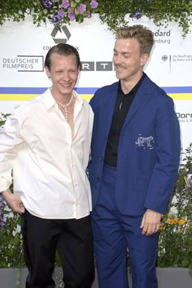 Felix Kammerer und Albrecht Schuch bei der 73. Verleihung des Deutschen Filmpreises 2023 im Theater am Potsdamer Platz. Berlin, 12.05.2023