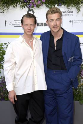 Felix Kammerer und Albrecht Schuch bei der 73. Verleihung des Deutschen Filmpreises 2023 im Theater am Potsdamer Platz. Berlin, 12.05.2023