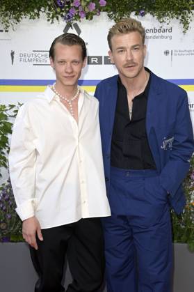 Felix Kammerer und Albrecht Schuch bei der 73. Verleihung des Deutschen Filmpreises 2023 im Theater am Potsdamer Platz. Berlin, 12.05.2023