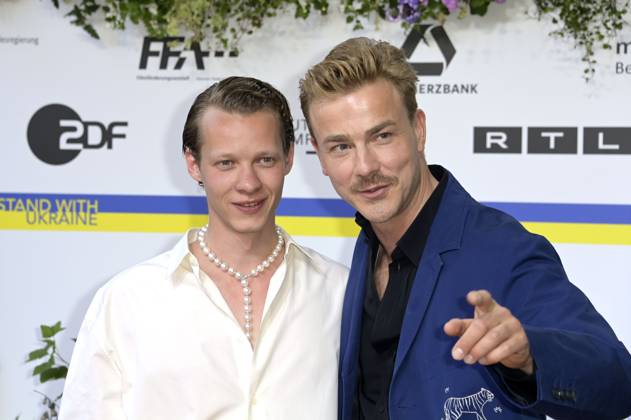 Felix Kammerer und Albrecht Schuch bei der 73. Verleihung des Deutschen Filmpreises 2023 im Theater am Potsdamer Platz. Berlin, 12.05.2023