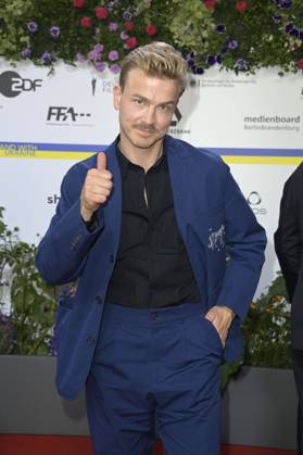 Albrecht Schuch bei der 73. Verleihung des Deutschen Filmpreises 2023 im Theater am Potsdamer Platz. Berlin, 12.05.2023