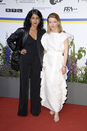 Karoline Schuch mit Gast bei der 73. Verleihung des Deutschen Filmpreises 2023 im Theater am Potsdamer Platz. Berlin, 12.05.2023