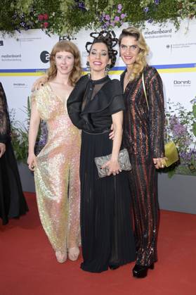 Sarah Bauerett, Carol Schuler und Samia Chancrin bei der 73. Verleihung des Deutschen Filmpreises 2023 im Theater am Potsdamer Platz. Berlin, 12.05.2023