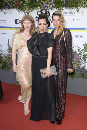 Sarah Bauerett, Carol Schuler und Samia Chancrin bei der 73. Verleihung des Deutschen Filmpreises 2023 im Theater am Potsdamer Platz. Berlin, 12.05.2023