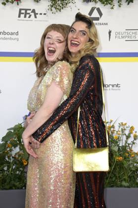 Sarah Bauerett und Samia Chancrin bei der 73. Verleihung des Deutschen Filmpreises 2023 im Theater am Potsdamer Platz. Berlin, 12.05.2023