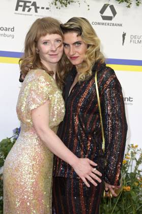 Sarah Bauerett und Samia Chancrin bei der 73. Verleihung des Deutschen Filmpreises 2023 im Theater am Potsdamer Platz. Berlin, 12.05.2023