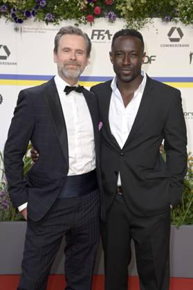 Matthias Matschke und Jerry Kwarteng bei der 73. Verleihung des Deutschen Filmpreises 2023 im Theater am Potsdamer Platz. Berlin, 12.05.2023