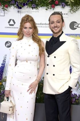 Palina Rojinski und Riccardo Simonetti bei der 73. Verleihung des Deutschen Filmpreises 2023 im Theater am Potsdamer Platz. Berlin, 12.05.2023